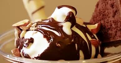 4K冰淇淋巧克力冰淇淋圣代雪糕甜品视频的预览图